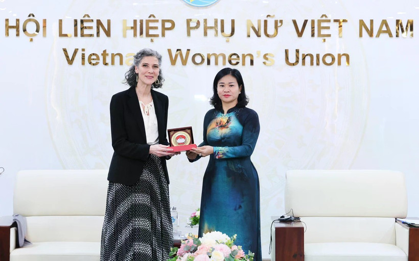 Nguyên Thị Tuyên, membre du Comité central du Parti, vice-présidente du Comité central du Front de la Patrie du Vietnam (droite) et Mme Ramla Khalidi, Représentante résidente du PNUD au Vietnam. Photo : VNA