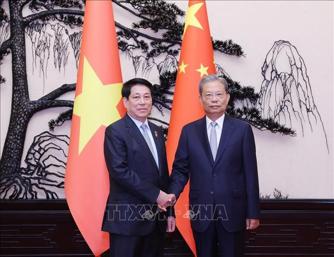 Le président Luong Cuong (gauche) et Zhao Leji, membre du Comité permanent du Bureau politique du Comité central du Parti communiste chinois (PCC) et président du Comité permanent de l'Assemblée populaire nationale (APN). Photo : VNA