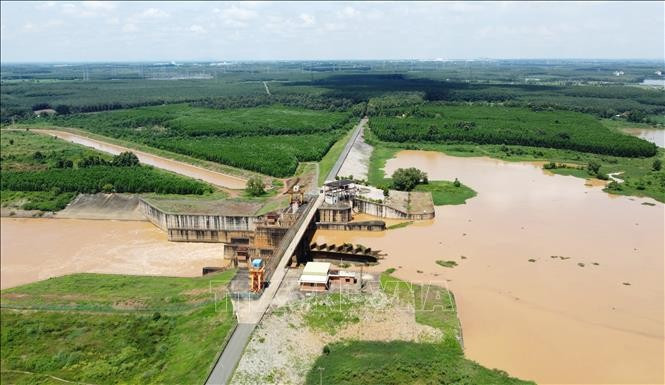 Situé dans la commune de Nha Bich, province de Dông Nai (Sud), le barrage de Phuoc Hoa, couvrant plus de 2 000 hectares, est une source essentielle d’eau douce pour la région Sud-Est du Vietnam. Photo / VNA