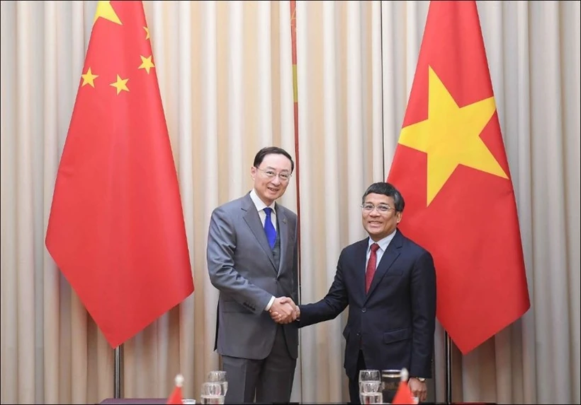 Le vice-ministre permanent des Affaires étrangères et secrétaire général du Comité directeur pour la coopération bilatérale Vietnam-Chine Nguyên Minh Vu (droite) et e vice-ministre chinois des Affaires étrangères et secrétaire général du Comité directeur pour la coopération bilatérale Chine-Vietnam, Sun Weidong. Photo : VNA