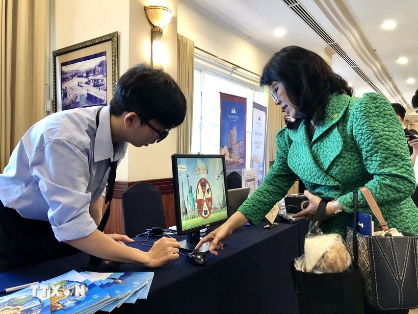 Des entreprises touristiques présentent des produits et services technologiques lors d’un événement de promotion du tourisme 2025-2030. (Photo : VNA)