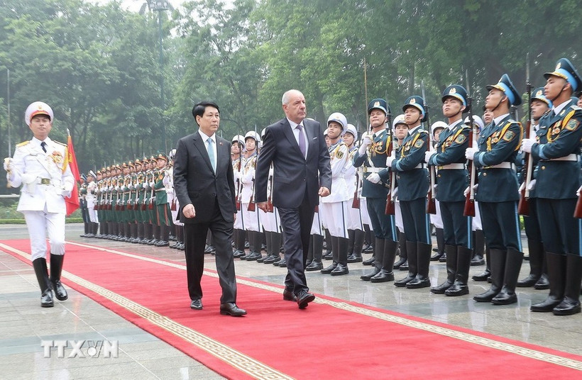 Le président Luong Cuong préside la cérémonie d'accueil officielle de son homologue hongrois Sulyok Tamas. Photo : VNA