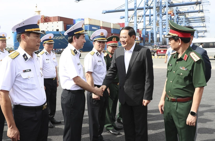 Le Premier ministre Sonexay Siphandone visite le port de Tan Cang-Cat Lai de la Compagnie générale de Tân Cang Saigon. Photo : VNA