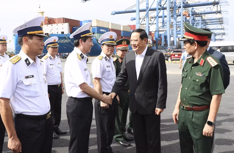 Le Premier ministre Sonexay Siphandone visite le port de Tan Cang-Cat Lai de la Compagnie générale de Tân Cang Saigon. Photo : VNA