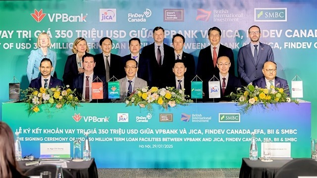 Représentants des ambassades, de VPBank, de SMBC et d'institutions financières internationales lors de la cérémonie de signature. Photo : VPBank