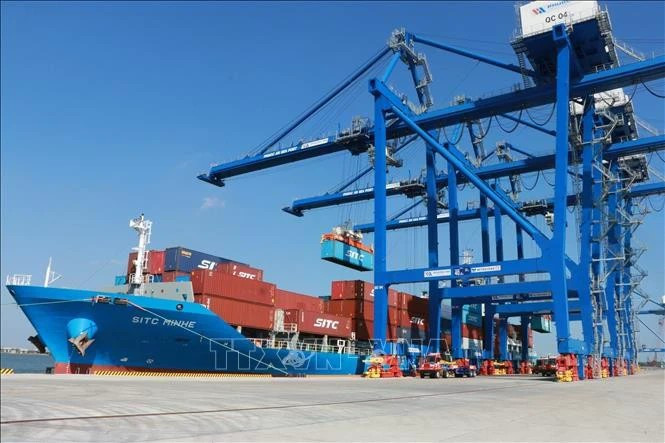 Le port de Phuoc An accueille le premier porte-conteneurs SITC. (Photo : VNA)