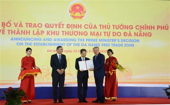 Lors de la cérémonie de publication de la décision du PM sur la création de la Zone de libre commerce de Da Nang. Photo : VNA