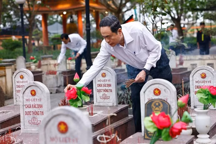 Le président de l'AN, Tran Thanh Man, dépose des fleurs au cimetière des martyrs de la route 9, dans la province de Quang Tri (Photo : VNA)