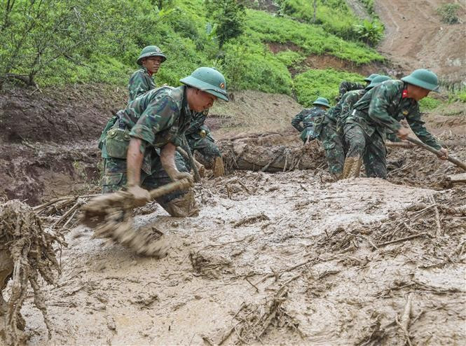 Des soldats recherchent des victimes disparues dans la province de Dien Bien le matin du 2 août 2025. (Photo : VNA)