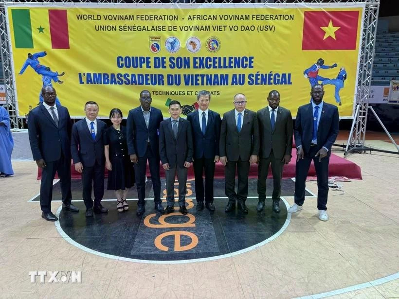 L'ambassadeur du Vietnam en Algérie et au Sénégal, Tran Quoc Khanh (au centre), sur une photo de groupe lors de la récente Coupe annuelle de Vovinam des ambassadeurs organisée au Sénégal. (Photo : VNA)