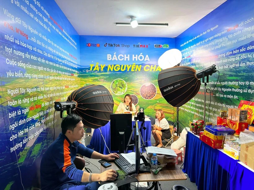 Les diffusions en direct avec du contenu créatif et des interactions avec les clients via des mini-jeux peuvent augmenter les taux de visionnage jusqu'à 35 % par rapport aux sessions de présentation de produits classiques. (Photo : Duc Duy/Vietnam+) Envoyer des commentaires