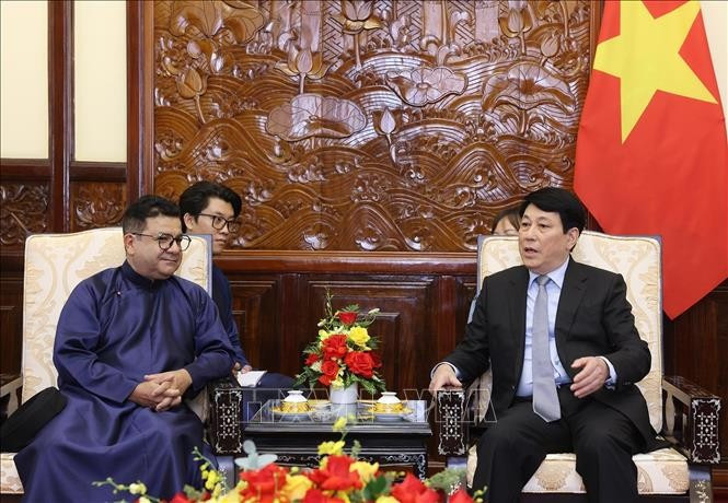 Le président Luong Cuong (droite) et l'ambassadeur du Chili Sergio Narea Guzmán. Photo : VNA 