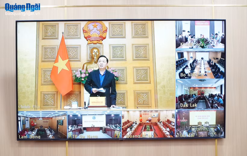 Le vice-Premier ministre Tran Hong Hà a présidé, le 26 novembre, une réunion en présentiel et en visioconférence avec les provinces concernées, exigeant la mise en œuvre immédiate de mesures d’urgence face du typhon n°15 (Koto). Photo VNA