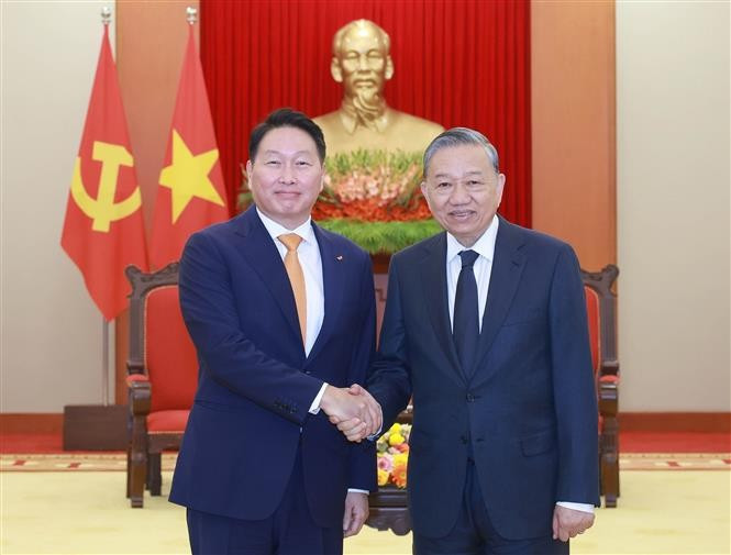 Le secrétaire général du Parti To Lam (droite) et Chey Tae-won, président du groupe SK et également de la Chambre de commerce et d'industrie de République de Corée. Photo : VNA