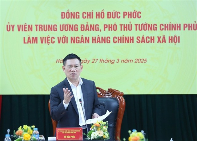 Le vice-Premier ministre Ho Duc Phoc donne des instructions lors d'une séance de travail. Photo : VNA