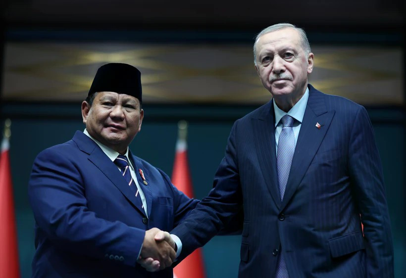 Le président turc Recep Tayyip Erdogan (à droite) et son homologue indonésien Subianto Prabowo lors d'une conférence de presse conjointe le 10 avril. (Photo : Xinhua/VNA)