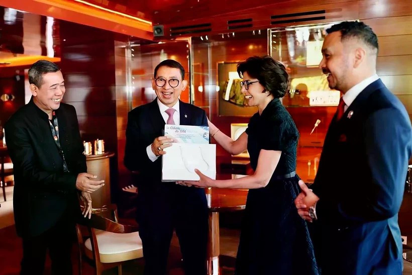 Le ministre indonésien de la Culture Fadli Zon et la ministre française de la Culture Rachida Dati conviennent d'un protocole d'accord concernant la coopération dans le domaine de la culture, signé à Cannes, en France, le 17 mai 2025. (Photo : Antara).