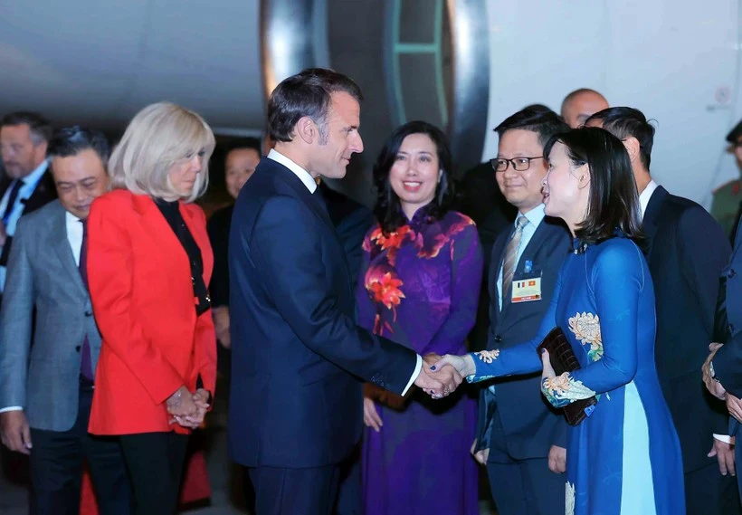 e président français Emmanuel Macron et son épouse sont arrivés à Hanoï dimanche soir 25 mai, entamant une visite d'État de trois jours au Vietnam à l'invitation de son homologue vietnamien Luong Cuong. Photo : VNA