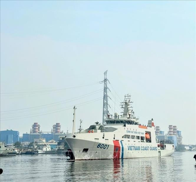 e navire des garde-côtes vietnamiens le plus avancé, le CBS 8001. Photo : VNA