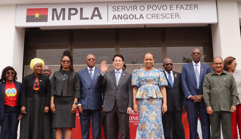 Le président vietnamien Luong Cuong et des dirigeants du Mouvement populaire de libération de l'Angola (MPLA). Photo : VNA