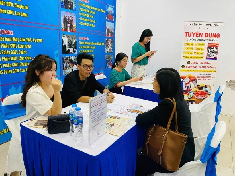 La demande de professionnels en technologie, en intelligence artificielle et en compétences numériques ne se limite plus au secteur informatique, mais s'étend au commerce de détail, à la finance et à la fabrication (Photo : laodong.vn)