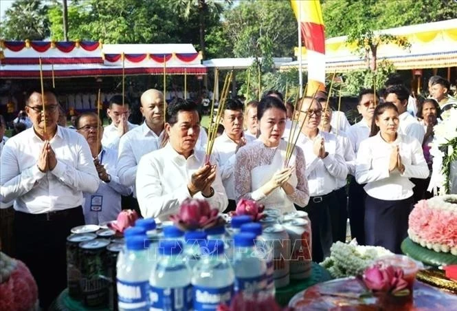 Les délégués offrent de l'encens lors de la commémoration. (Photo : VNA)