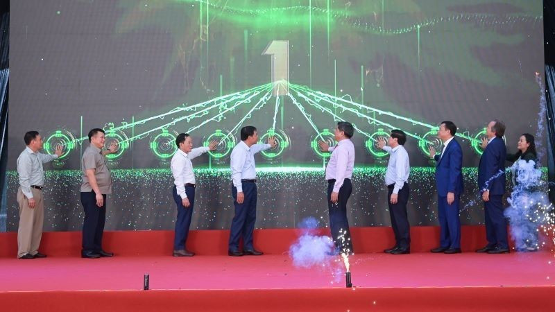 Lors de la cérémonie inaugurale de la chaîne de production de produits alimentaires en boîte carton stérilisée Tetra Recart® au Vietnam. Photo : VNA