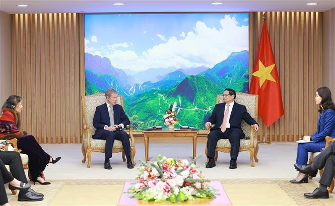 Le Premier ministre Pham Minh Chinh reçoit le fondateur et président de la société basée aux États-Unis Nicolas Berggruen alors que lui et la directrice de l'Institut d'Asie de l'Est Weatherhead de l'Université Columbia Nguyen Thi Lien Hang. Photo : VNA