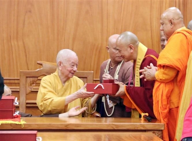 Le grand vénérable Thich Tri Quang, patriarche suprême du Conseil de patronage de la Sangha bouddhiste du Vietnam offre des cadeaux aux chefs des délégations bouddhistes internationales participant à la Journée Vesak 2025 des Nations Unies. Photo : VNA