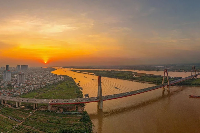  Pont Nhât Tân, le premier pont à haubans de la capitale vietnamienne Hanoï. Photo : VNA