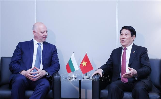 Le président Luong Cuong (droite) et le Premier ministre bulgare Rosen Zhelyazkov. Photo : VNA