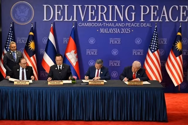 (De gauche à droite) Le Premier ministre malaisien Anwar Ibrahim, le Premier ministre cambodgien Hun Manet, le Premier ministre thaïlandais Anutin Charnvirakul et le président américain Donald Trump lors de la cérémonie de signature de l'accord de paix, le 26 octobre. (Photo : REUTERS/VNA)