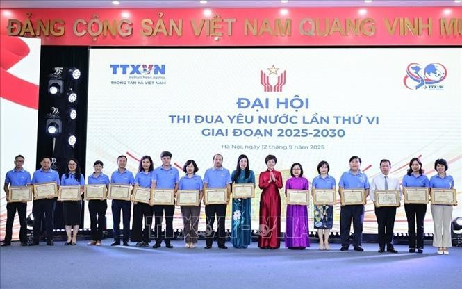 La directrice générale de l'Agence vietnamienne d'Information, Vu Viet Trang, remet des certificats de mérite aux personnes ayant accompli des réalisations exceptionnelles dans le mouvement d'émulation pour la période 2020-2025. (Photo : VNA)