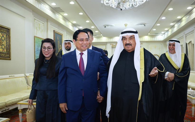 Le Premier ministre Pham Minh Chinh (à gauche) a rendu visite à l'ancien Premier ministre koweïtien, Cheikh Nasser Al-Mohammed Al-Jaber Al-Sabah, à sa résidence privée le 17 novembre au soir (heure locale). (Photo : VNA)