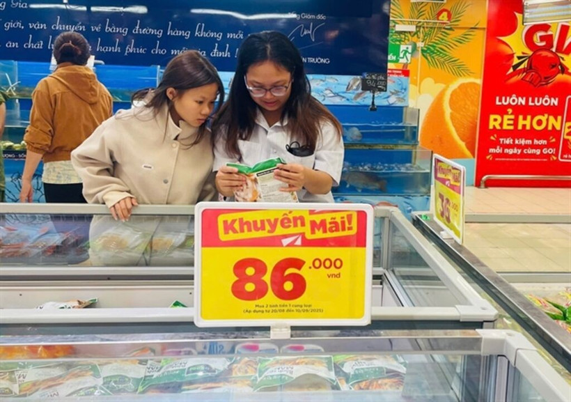 Des consommateurs font leurs courses dans un supermarché de Ho Chi Minh-Ville. Le sentiment des consommateurs vietnamiens est en tête de la région avec 67 points, en hausse de trois points par rapport à l'année dernière, selon l'étude UOB ASEAN Consumer Sentiment Study 2025. Photo : VNA