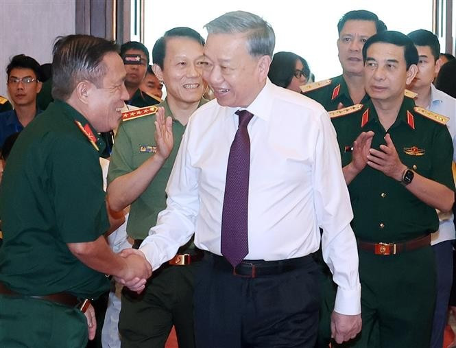 Le secrétaire général du Parti, To Lam, secrétaire de la Commission militaire centrale, a rencontré à Hô Chi Minh-Ville le 21 avril une délégation de héros et de vétérans de diverses forces ayant directement participé à la campagne de Ho Chi Minh en 1975. Photo : VNA