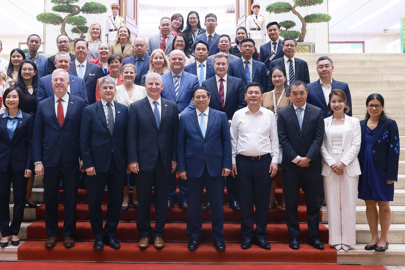 Le Premier ministre Pham Minh Chinh et les délégues. Photo : VNA