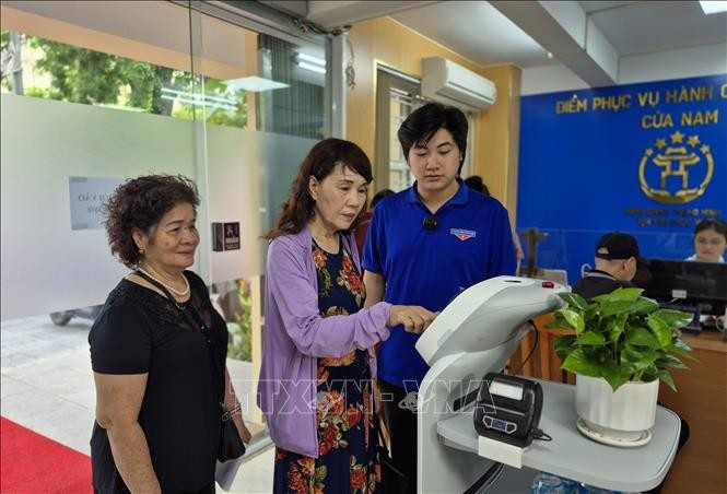 Hanoï introduit des robots dans les services administratifs. Photo : VNA