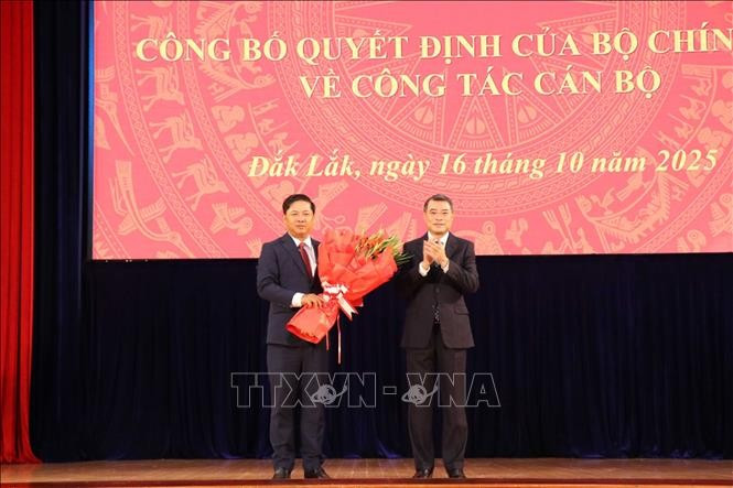 Lê Minh Hung, membre du Bureau politique, secrétaire du Comité central du Parti et chef de la Commission d’organisation du Comité central (droite). apprécie les qualités et les compétences de Luong Nguyên Minh Triêt, un cadre jeune, bien formé. Photo : VNA