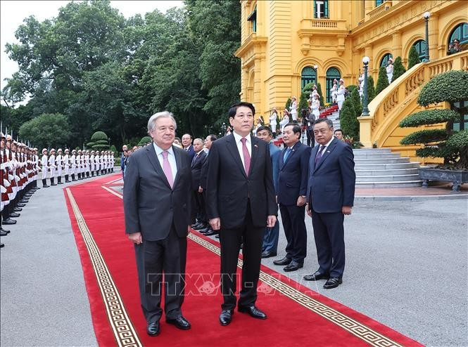 Le président Luong Cuong (droite) préside la cérémonie d'accueil pour le secrétaire général des Nations Unies António Guterres à Hanoï. Photo : VNA