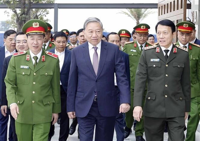 Le secrétaire général du Parti, To Lam (au centre), lors d'une visite de travail au Centre national de données n° 1 du parc technologique Hoa Lac à Hanoï, le 29 décembre. (Photo : VNA)Le secrétaire général du Parti, To Lam (au centre), lors d'une visite de travail au Centre national de données n° 1 du parc technologique Hoa Lac à Hanoï, le 29 décembre. Photo : VNA