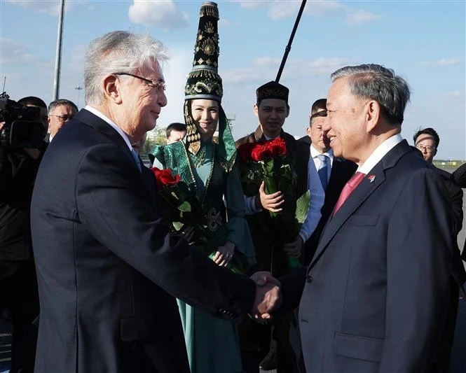 Le président hôte Kassym-Jomart Tokayev (gauche) accueille le secrétaire général du Parti communiste du Vietnam, To Lam à l'aéroport d'Astana. Photo : VNA