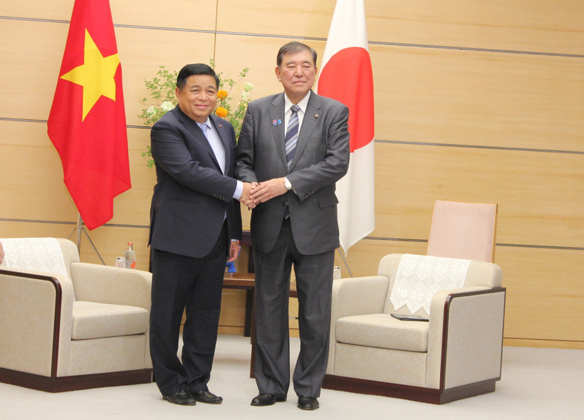 Le vice-Premier ministre Nguyen Chi Dung (gauche) et le Premier ministre japonais Shigeru Ishiba. Photo : VNA