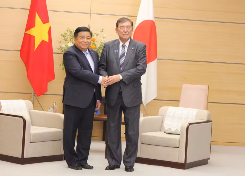 Le vice-Premier ministre Nguyen Chi Dung (gauche) et le Premier ministre japonais Shigeru Ishiba. Photo : VNA