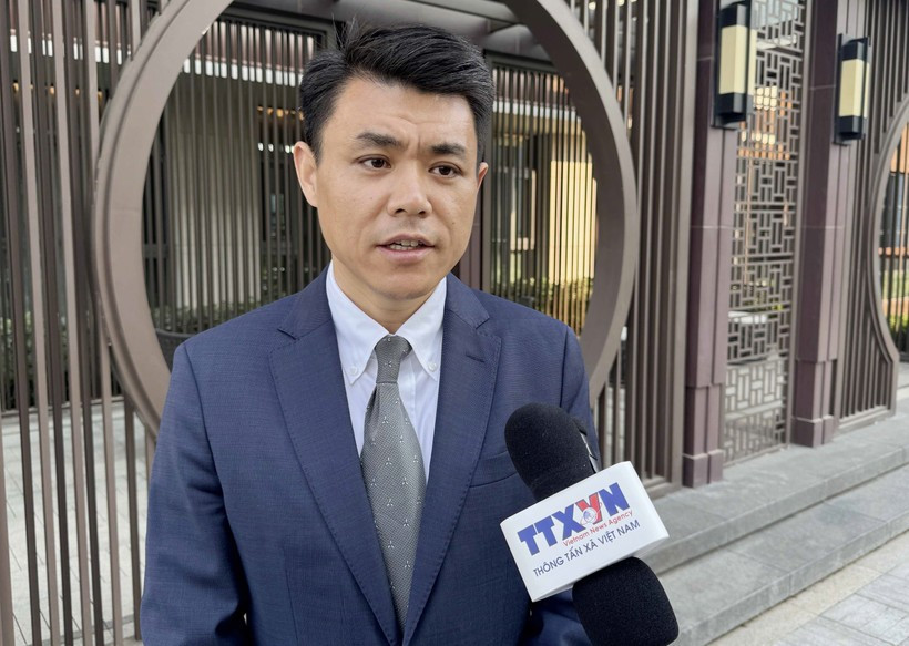 Wei Wei, directeur du département de langue vietnamienne du China Media Group, s'entretient avec un correspondant de VNA. (Photo : VNA)