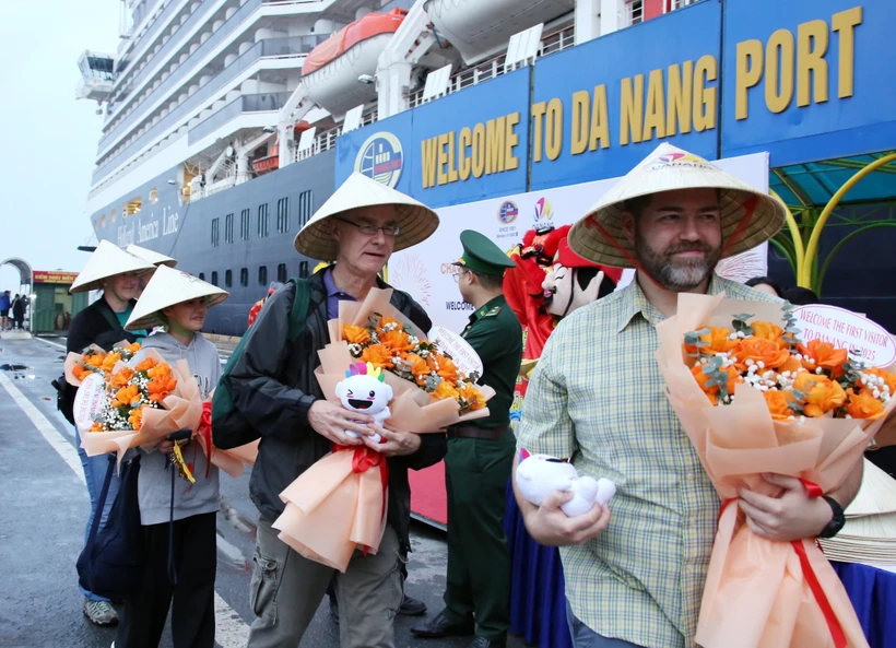 Près de 3.000 touristes arrivent dans la ville de Da Nang le premier jour du Nouvel An. Photo : VNA