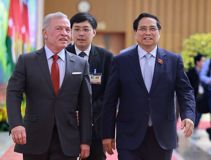 Le Premier ministre Pham Minh Chinh (droite) et le roi de Jordanie Abdullah II Ibn Al-Hussein. Photo . VNA
