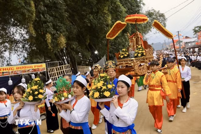 Les festivals imprégnés de croyances populaires constituent une particularité de Hòa Bình. Photo : VNA