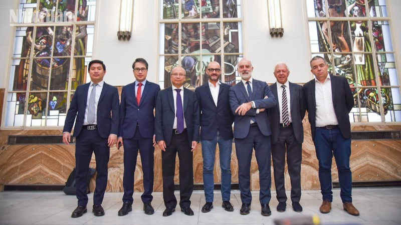 L'ambassadeur du Vietnam en France, Dinh Toan Thang et le président de la Chambre de commerce et d'industrie des Pyrénées-Orientales (CCI) Laurent Gauze. Photo : joural Nhan Dan