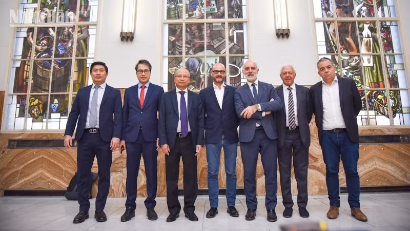 L'ambassadeur du Vietnam en France, Dinh Toan Thang et le président de la Chambre de commerce et d'industrie des Pyrénées-Orientales (CCI) Laurent Gauze. Photo : joural Nhan Dan 